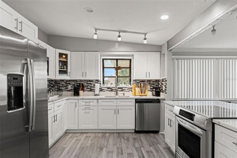 House in Tampa, Florida 4 bedrooms, 232.81 sq.m. № 2236604 - photo 8