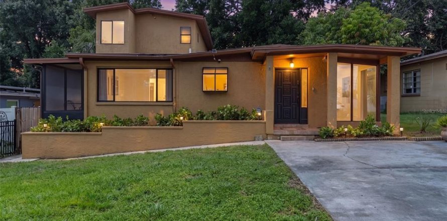 House in Tampa, Florida 4 bedrooms, 232.81 sq.m. № 2236604