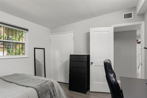 House in Tampa, Florida 4 bedrooms, 232.81 sq.m. № 2236604 - photo 16