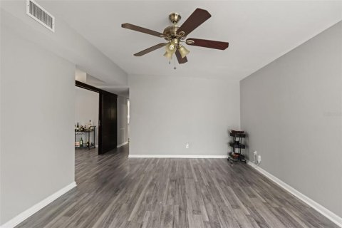House in Tampa, Florida 4 bedrooms, 232.81 sq.m. № 2236604 - photo 4
