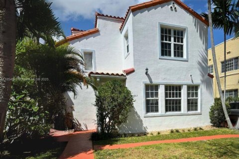Appartement à louer à Coral Gables, Floride: 1 chambre, 284.28 m2 № 1872322 - photo 1