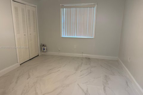 House in Hollywood, Florida 4 bedrooms, 192.31 sq.m. № 1762775 - photo 13