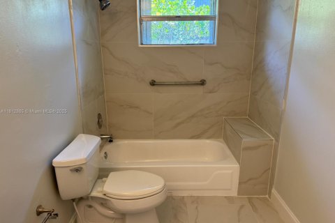 House in Hollywood, Florida 4 bedrooms, 192.31 sq.m. № 1762775 - photo 9