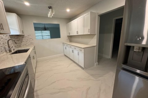 House in Hollywood, Florida 4 bedrooms, 192.31 sq.m. № 1762775 - photo 5