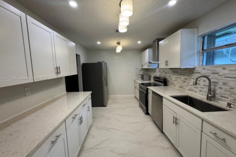 House in Hollywood, Florida 4 bedrooms, 192.31 sq.m. № 1762775 - photo 1