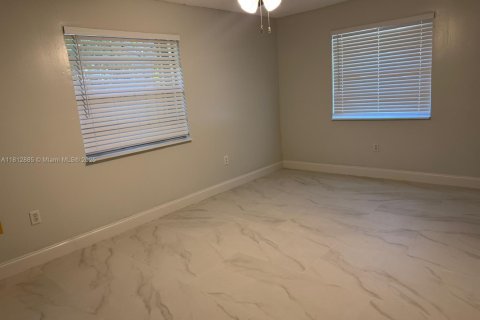 House in Hollywood, Florida 4 bedrooms, 192.31 sq.m. № 1762775 - photo 10