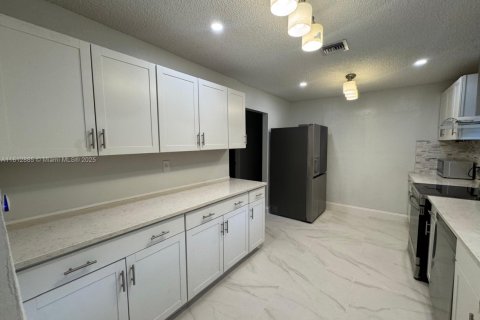 House in Hollywood, Florida 4 bedrooms, 192.31 sq.m. № 1762775 - photo 3