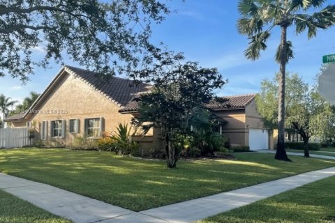 Casa en venta en Pembroke Pines, Florida, 4 dormitorios, 263.75 m2 № 1968730 - foto 2