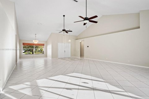 Casa en venta en Pembroke Pines, Florida, 4 dormitorios, 263.75 m2 № 1968730 - foto 4