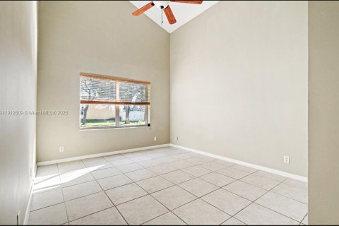 Casa en venta en Pembroke Pines, Florida, 4 dormitorios, 263.75 m2 № 1968730 - foto 21