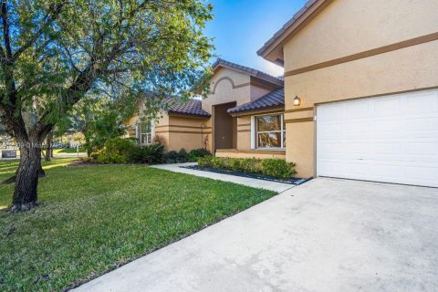Casa en venta en Pembroke Pines, Florida, 4 dormitorios, 263.75 m2 № 1968730 - foto 3