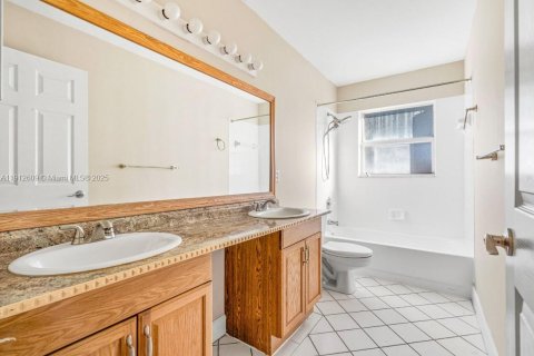 Casa en venta en Pembroke Pines, Florida, 4 dormitorios, 263.75 m2 № 1968730 - foto 23