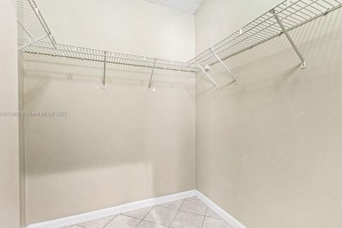 Casa en venta en Pembroke Pines, Florida, 4 dormitorios, 263.75 m2 № 1968730 - foto 13