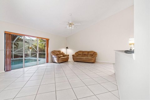 Casa en venta en Pembroke Pines, Florida, 4 dormitorios, 263.75 m2 № 1968730 - foto 19