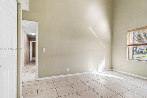 Casa en venta en Pembroke Pines, Florida, 4 dormitorios, 263.75 m2 № 1968730 - foto 22