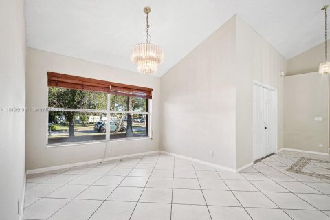 Casa en venta en Pembroke Pines, Florida, 4 dormitorios, 263.75 m2 № 1968730 - foto 6
