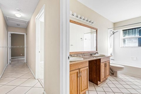 Casa en venta en Pembroke Pines, Florida, 4 dormitorios, 263.75 m2 № 1968730 - foto 24