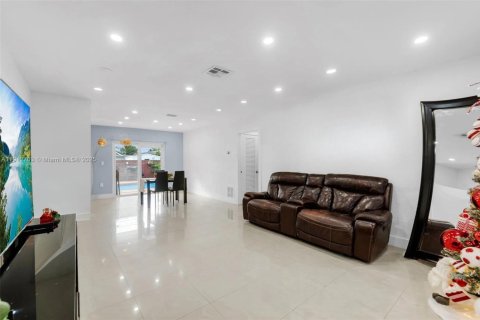 Casa en venta en Hollywood, Florida, 3 dormitorios, 150.5 m2 № 1969803 - foto 5