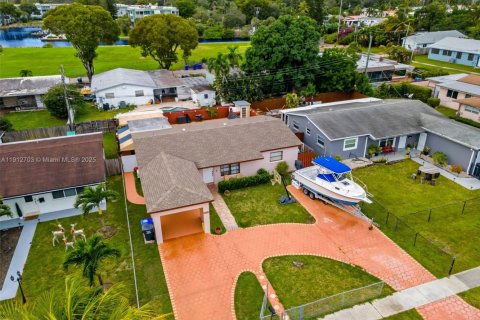 Casa en venta en Hollywood, Florida, 3 dormitorios, 150.5 m2 № 1969803 - foto 1