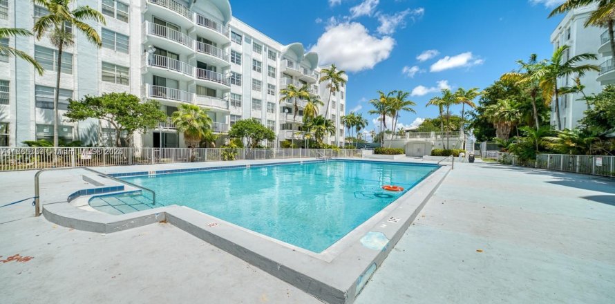 Condominio en Miami, Florida, 2 dormitorios  № 2019875