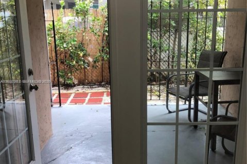 Commercial property in Hialeah, Florida 1 bedroom, 91.14 sq.m. № 1995596 - photo 5