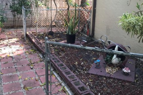 Commercial property in Hialeah, Florida 1 bedroom, 91.14 sq.m. № 1995596