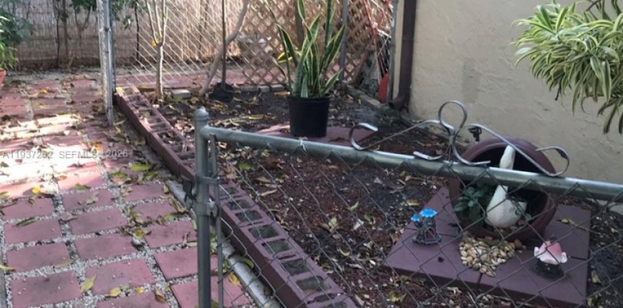 Commercial property in Hialeah, Florida 1 bedroom, 91.14 sq.m. № 1995596