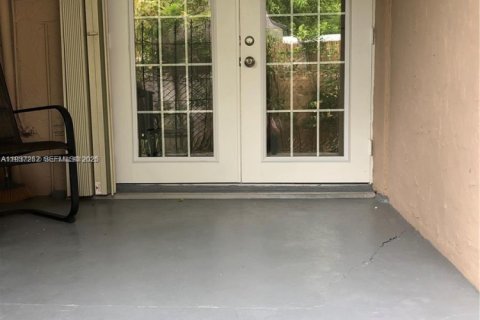 Commercial property in Hialeah, Florida 1 bedroom, 91.14 sq.m. № 1995596 - photo 4