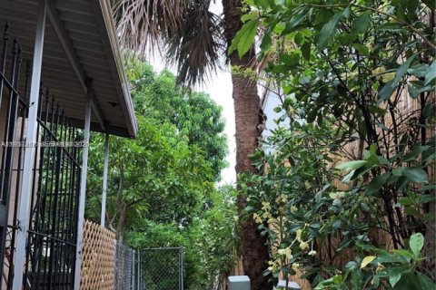 Commercial property in Hialeah, Florida 1 bedroom, 91.14 sq.m. № 1995596 - photo 3