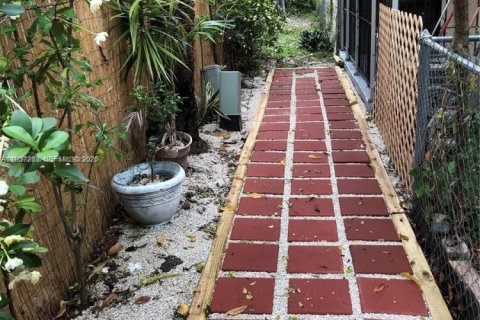 Commercial property in Hialeah, Florida 1 bedroom, 91.14 sq.m. № 1995596 - photo 2