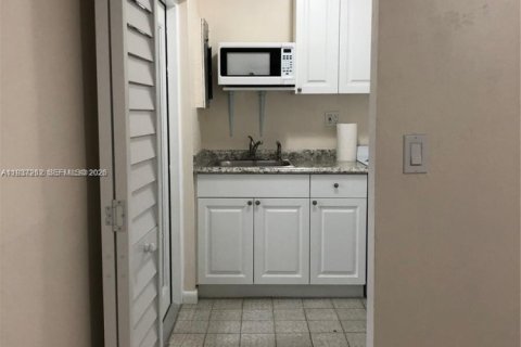 Commercial property in Hialeah, Florida 1 bedroom, 91.14 sq.m. № 1995596 - photo 7