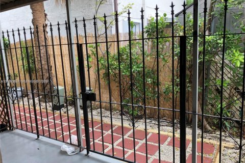 Commercial property in Hialeah, Florida 1 bedroom, 91.14 sq.m. № 1995596 - photo 12