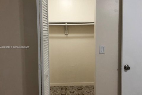 Commercial property in Hialeah, Florida 1 bedroom, 91.14 sq.m. № 1995596 - photo 9