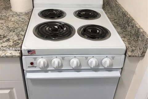 Commercial property in Hialeah, Florida 1 bedroom, 91.14 sq.m. № 1995596 - photo 8