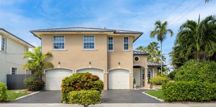 Casa en Miami, Florida 5 dormitorios, 308.81 m2 № 1697793