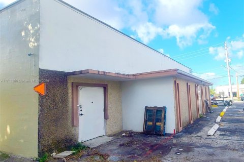 Купить коммерческую недвижимость в Помпано-Бич, Флорида № 1957938 - фото 1