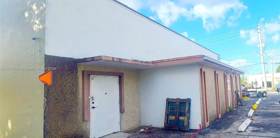 Коммерческая недвижимость в Помпано-Бич, Флорида № 1957938