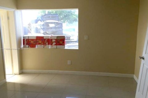 Купить коммерческую недвижимость в Помпано-Бич, Флорида № 1957938 - фото 4