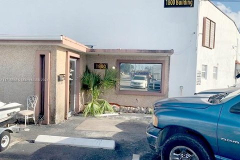 Купить коммерческую недвижимость в Помпано-Бич, Флорида № 1957938 - фото 3