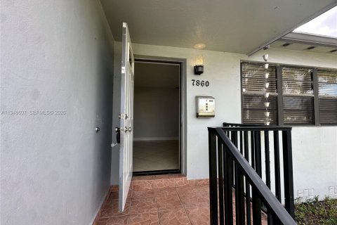 Снять в аренду виллу или дом в Майами, Флорида 3 спальни, 112.88м2, № 2005301 - фото 4