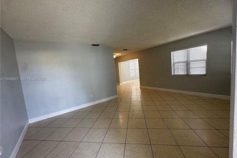 Снять в аренду виллу или дом в Майами, Флорида 3 спальни, 112.88м2, № 2005301 - фото 5