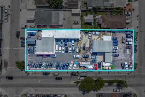 Propiedad comercial en venta en Hialeah, Florida № 1742483 - foto 1