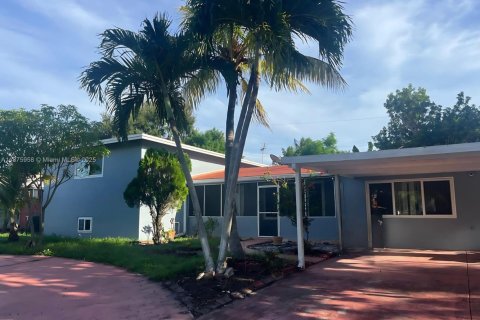 Снять в аренду виллу или дом в Майами, Флорида 4 спальни, 258.92м2, № 1921664 - фото 2