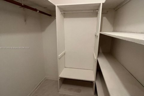 Снять в аренду виллу или дом в Майами, Флорида 4 спальни, 258.92м2, № 1921664 - фото 17