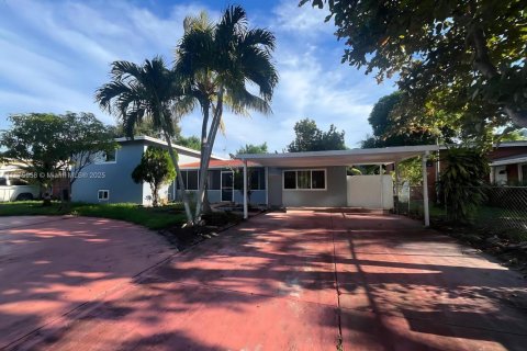 Снять в аренду виллу или дом в Майами, Флорида 4 спальни, 258.92м2, № 1921664 - фото 1