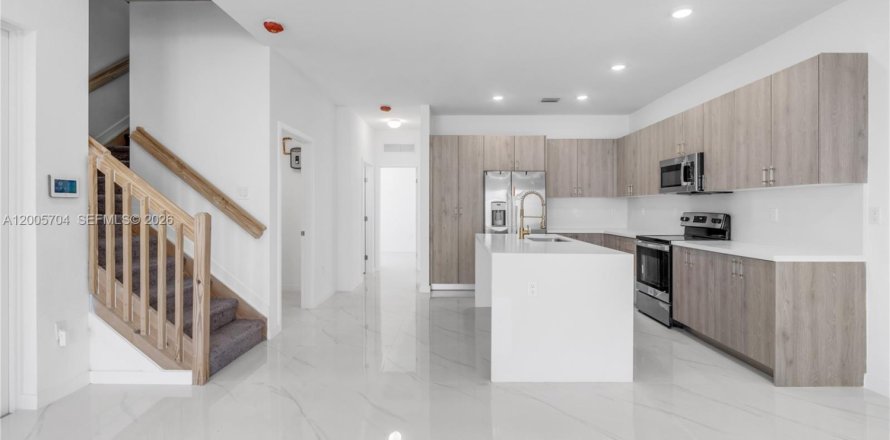 Townhouse in Miami, Florida 5 bedrooms № 2069652