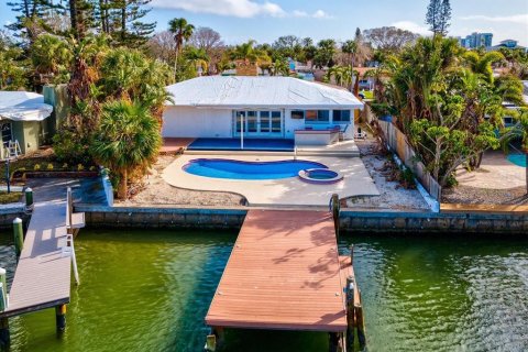 House in Saint Pete Beach, Florida 2 bedrooms, 149.57 sq.m. № 1553831 - photo 5