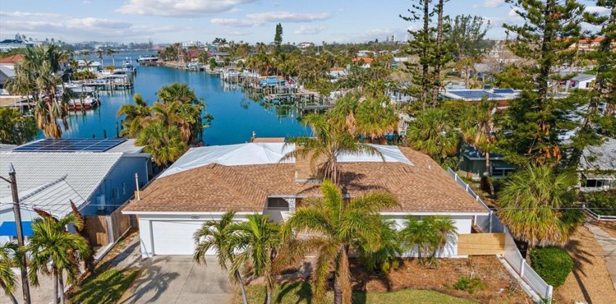 House in Saint Pete Beach, Florida 2 bedrooms, 149.57 sq.m. № 1553831
