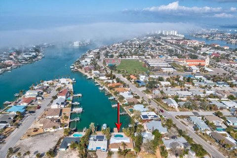 House in Saint Pete Beach, Florida 2 bedrooms, 149.57 sq.m. № 1553831 - photo 27