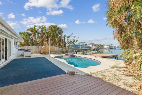 House in Saint Pete Beach, Florida 2 bedrooms, 149.57 sq.m. № 1553831 - photo 20